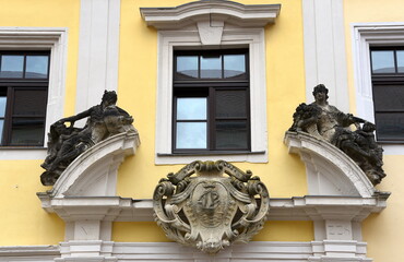 Mittelkartusche mit Segelschiff über dem Portal eines Barockhauses in der Altstadt
Mittelkartusche...