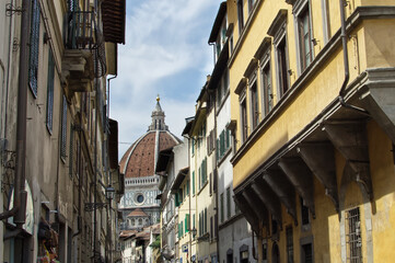 Fototapeta na wymiar Kuppel der Kathedrale Santa Maria del Fiore zwischen Häusern in Florenz