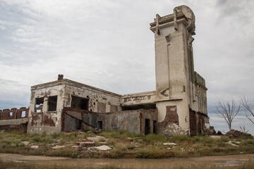 Edificio abandonado de matadero en Epecuen, Buenos Aires.