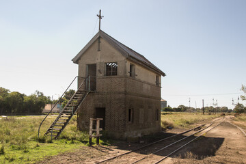 Vieja garita de ferrocarril abandonada