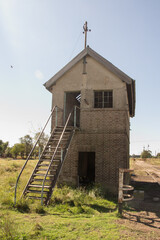 Vieja garita de ferrocarril abandonada