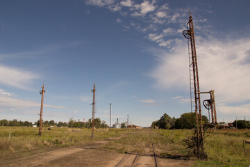 Vías de ferrocarril abandonadas con nubes