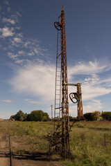 V&iacute;as de ferrocarril abandonadas con nubes