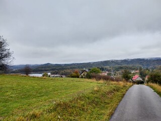 Widok ze wzgórza na lasy i domy © Konrad