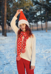 Obraz premium girl in santa hat