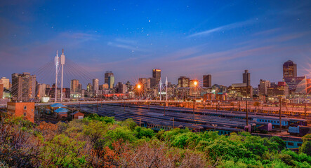 Obraz premium Nelson Mandela Bridge and Johannesburg city lit up at night