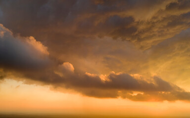 Obraz na płótnie Canvas Dramatic sunset, the sun's rays shine through the clouds.