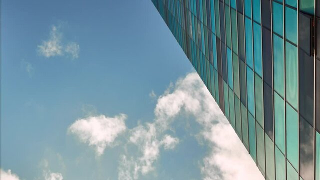 Cielos y nubes que se reflejan en la arquitectura cristales fachada de vidrio verde azul geometr&iacute;a cielo