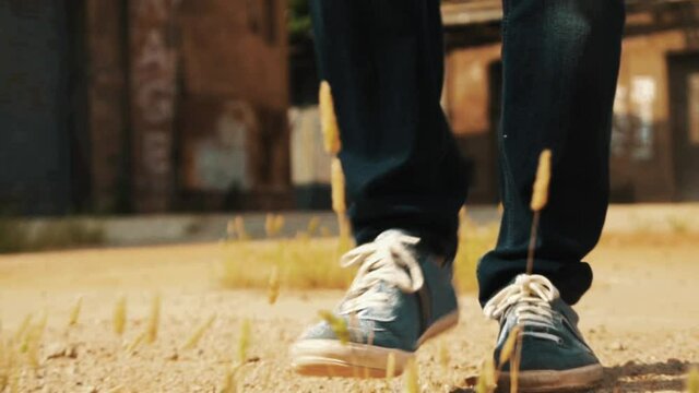 pies caminan en la tierra se mueven lentamente zaptillas