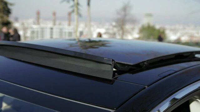 coche negro techo se abre descapotable ciudad dia