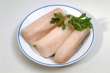 Merluza congelada en plato con perejil