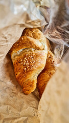 Das frische knusprige croissant in der Bäcker Tüte