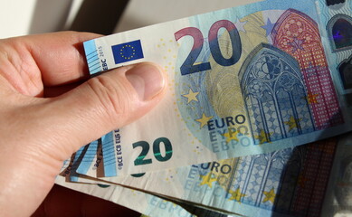 Contare le Banconote da 20 euro - ricchezza - obrazy, fototapety, plakaty