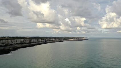 ville de Fécamp vue de la mer avec ses falaises
