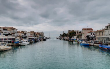 Fototapeta premium port du Grau-du-roi dans le Gard, phares et balises