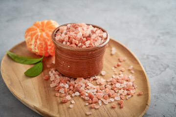 Fototapeta na wymiar Himalayan pink salt in wooden bowl