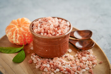 Fototapeta na wymiar Himalayan pink salt in wooden bowl