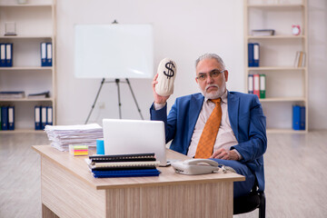 Obraz premium Old businessman employee in retirement concept