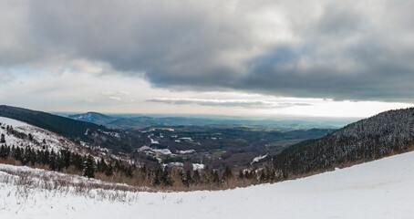 Fototapeta na wymiar Suc au May (Corrèze, France) - Vue panoramique hivernale sous la neige sur les Monédières