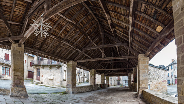 Treignac (Corr&egrave;ze, France) - Vue panoramique de la halle