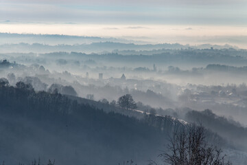 Vertougit (Corrèze, France) - Lever de soleil brumeux sur la vallée de la Vézère depuis la...