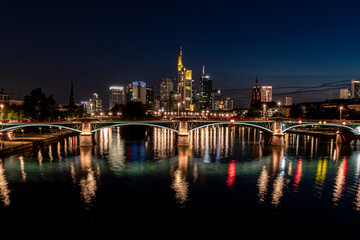 Fototapeta na wymiar Frankfurt Skyline am Abend mit Flussn und Brücke