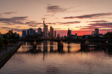 Fototapeta premium Frankfurt Skyline bei Sonnenuntergang