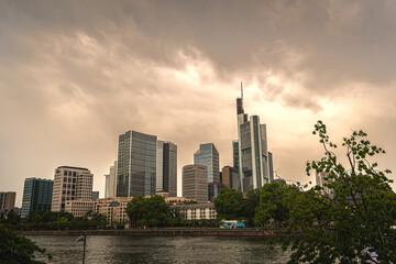 Obraz premium Frankfurt Skyline mit spannendem Himmel