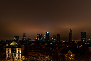 Frankfurter Skyline im Hochnebel