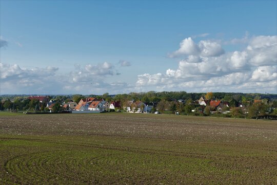 Blick auf Gerlebogk mit abgeernteten Feldern im Herbst
