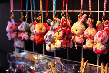 日本の京都の小物屋の西陣織のうさぎやくまのアクセサリー