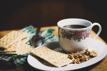 Taza de Café con Galletas saladas. Con Azúcar. Taza clásica de café.