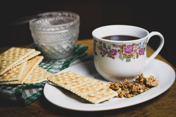Taza de Café con Galletas saladas. Con Azúcar. Taza clásica de café.