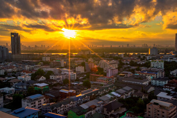 Obraz premium The high angle background of the city view with the secret light of the evening, blurring of night lights, showing the distribution of condominiums, dense homes in the capital community