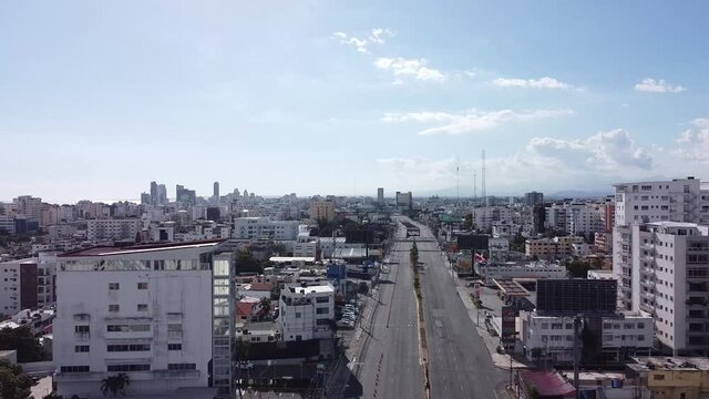 calle principal de la cuidad,  poco transito, cuidad de santo domingo, carretera vacias, edificios urbanos, cuidad en toque de queda, 