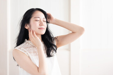 Naklejka premium 髪の毛をなびかせる女性（目を閉じる） 