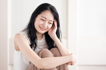 部屋で座っている女性

