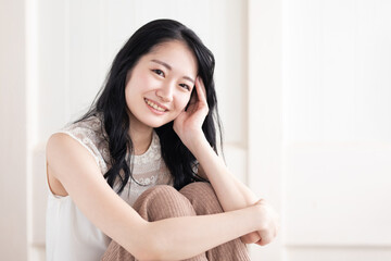 部屋で座っている女性

