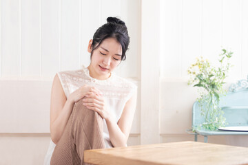 膝を痛がる女性
