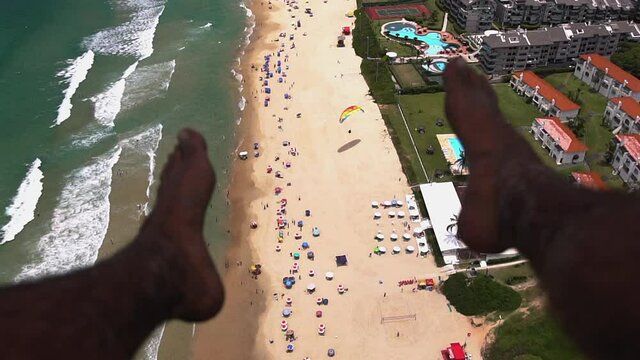Aventura &Eacute;PICA voando sobre a praia com pessoas