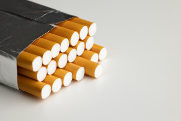 Cigarettes put together several cigarettes in a cigarette pack.