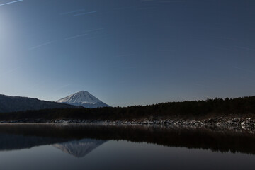 湖面に映る夜明けの富士