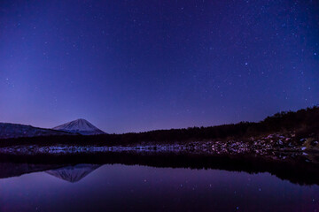 富士山と湖面にうつる星空