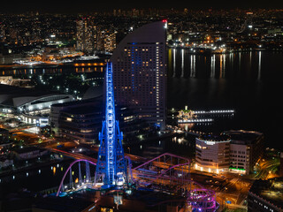 日本の横浜の夜景。観覧車と東京湾の綺麗な夜の風景。