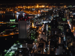 Fototapeta na wymiar 日本の横浜の夜景。街と海と工場地帯の夜の風景。