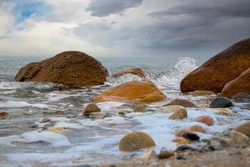 Wellen brechen sich an Steinen an der Ostsee in Kühlungsborn Mecklenburg-Vorpommern, Deutschland