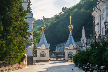 Fototapeta na wymiar The main entrance to the Svyatogorsk Lavra in Ukraine