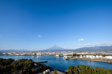 静岡県富士市田子の浦からの工場と富士山