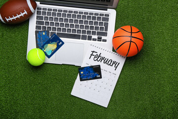 Obraz premium Laptop, credit cards and balls on color background. Concept of sports bet