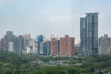 Fototapeta na wymiar Daan Forest Park and Taipei cityscape